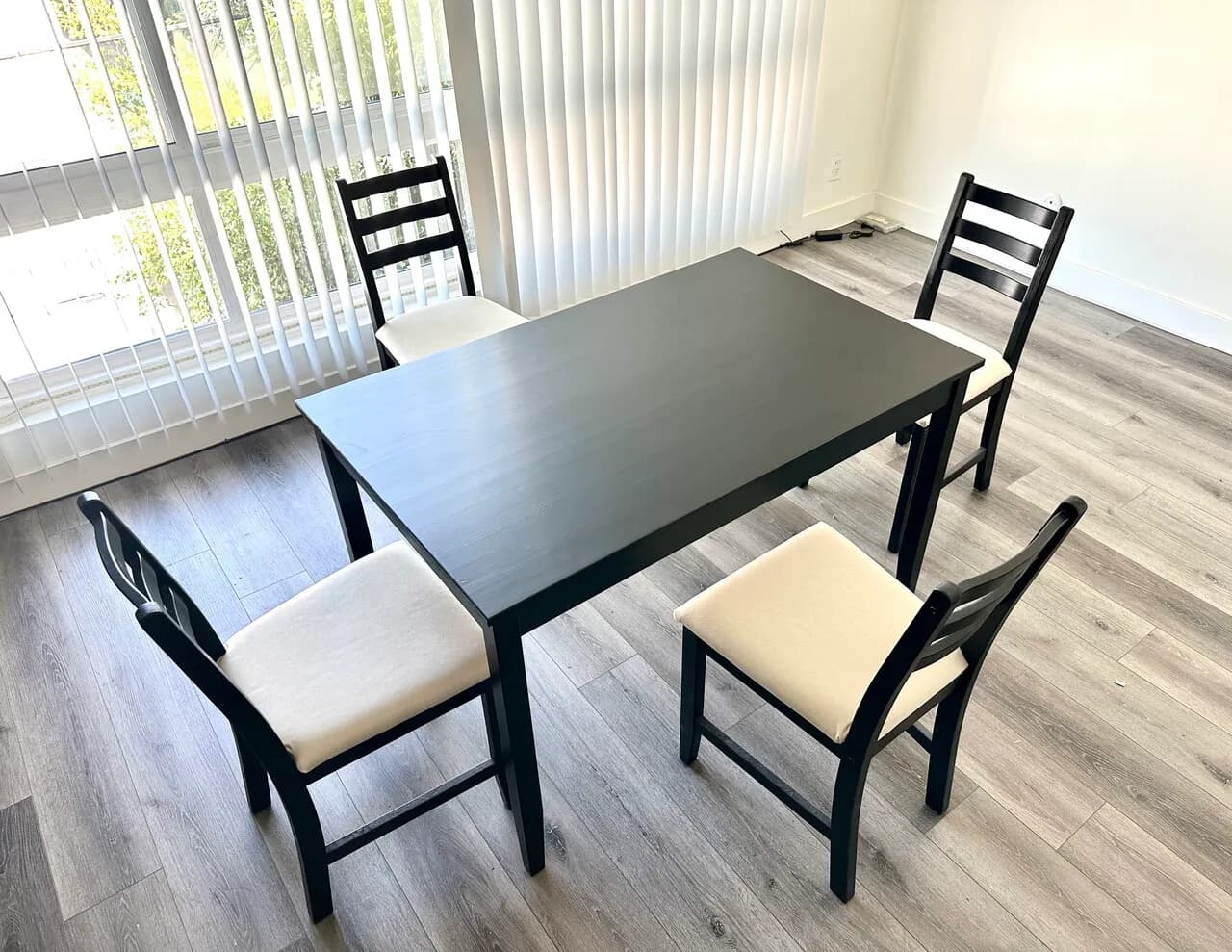IKEA Table + 4 Chairs Set
					가구
					Los Angeles Koreatown