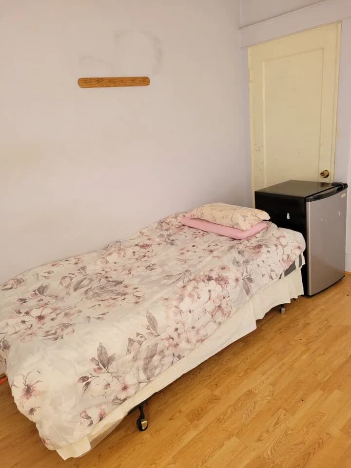 1 bef Room maket 5분거리 샤 워 변소
					기타
					Los Angeles