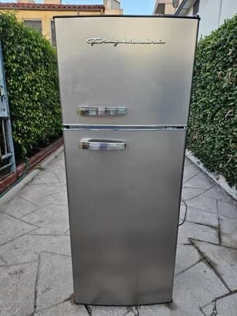 Frigidaire 7.5 cuft small refrigerator
					전자/가전
					Los Angeles