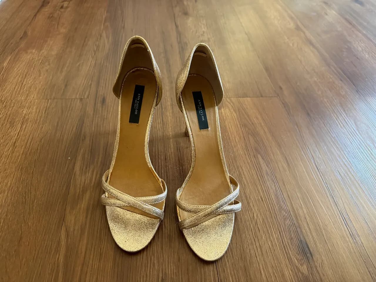 Ann Taylor Gold Heels
					의류/패션
					Los Angeles