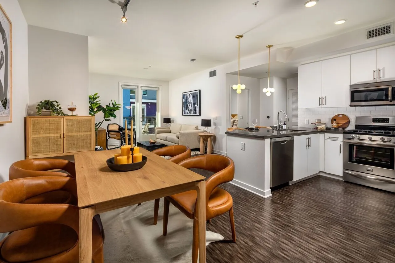 한타DTLA1br+덴800sf2달+$1000Free2파킹NO소셜유학생OK
					1 Bed
					Los Angeles's preview 2