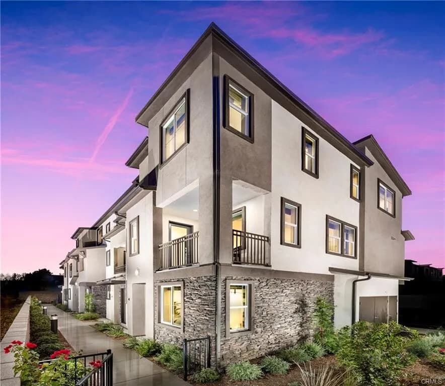 2024년생!! Santa Fe Springs 게이트 단지내 1,726 SqFt 고급 3베
						솔라!! 매우밝고, 높은천장, quartz 카운터탑 부엌, 절전형 water heater, recessed lighting, 발코니.

						타운하우스  Santa Fe Springs CA's preview 0