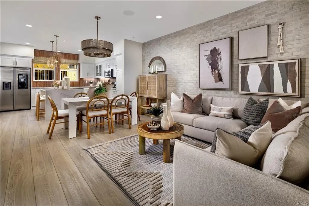 2024년생!! Santa Fe Springs 게이트 단지내 1,726 SqFt 고급 3베
						솔라!! 매우밝고, 높은천장, quartz 카운터탑 부엌, 절전형 water heater, recessed lighting, 발코니.

						타운하우스  Santa Fe Springs CA's preview 1