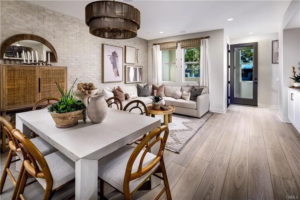 2024년생!! Santa Fe Springs 게이트 단지내 1,726 SqFt 고급 3베
						솔라!! 매우밝고, 높은천장, quartz 카운터탑 부엌, 절전형 water heater, recessed lighting, 발코니.

						타운하우스  Santa Fe Springs CA's preview 2