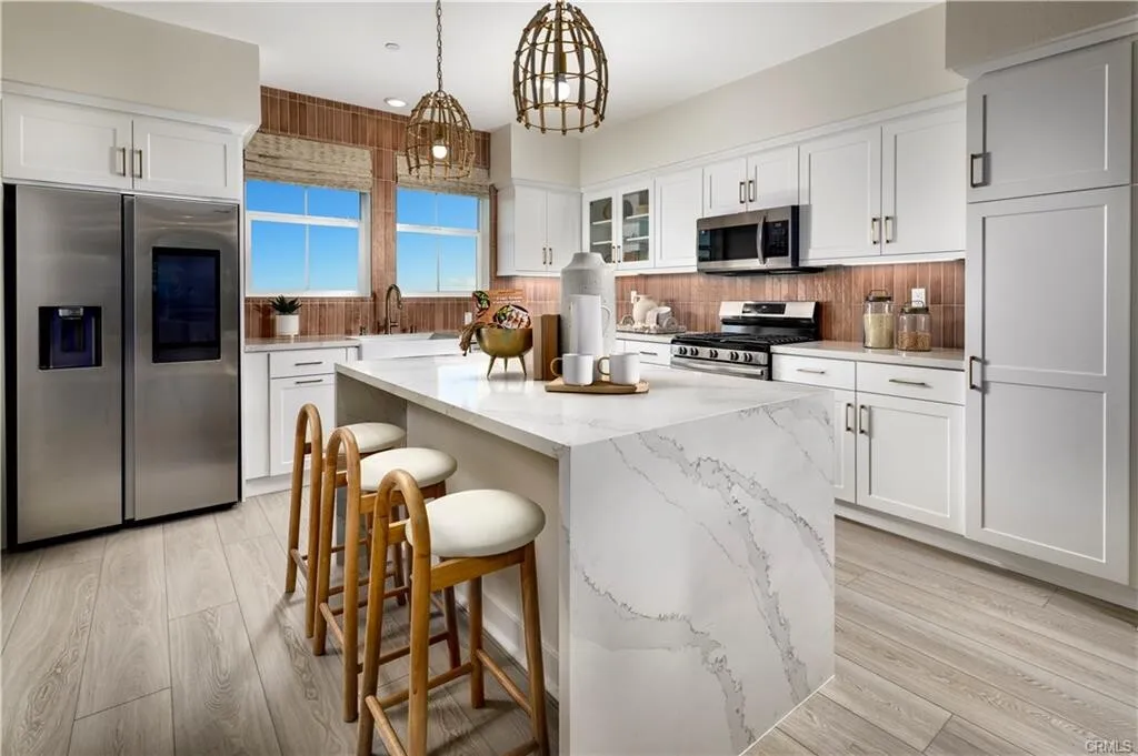 2024년생!! Santa Fe Springs 게이트 단지내 1,726 SqFt 고급 3베
						솔라!! 매우밝고, 높은천장, quartz 카운터탑 부엌, 절전형 water heater, recessed lighting, 발코니.

						타운하우스  Santa Fe Springs CA's preview 3