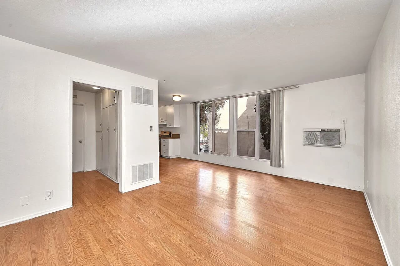 한인타운 , 환하고 밝은 큰 방1 화1, 파킹1, $1650,
					1 Bed
					Los Angeles's preview 1