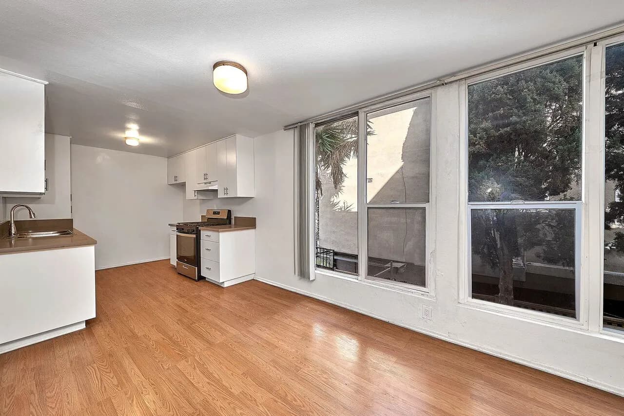 한인타운 , 환하고 밝은 큰 방1 화1, 파킹1, $1650,
					1 Bed
					Los Angeles's preview 3