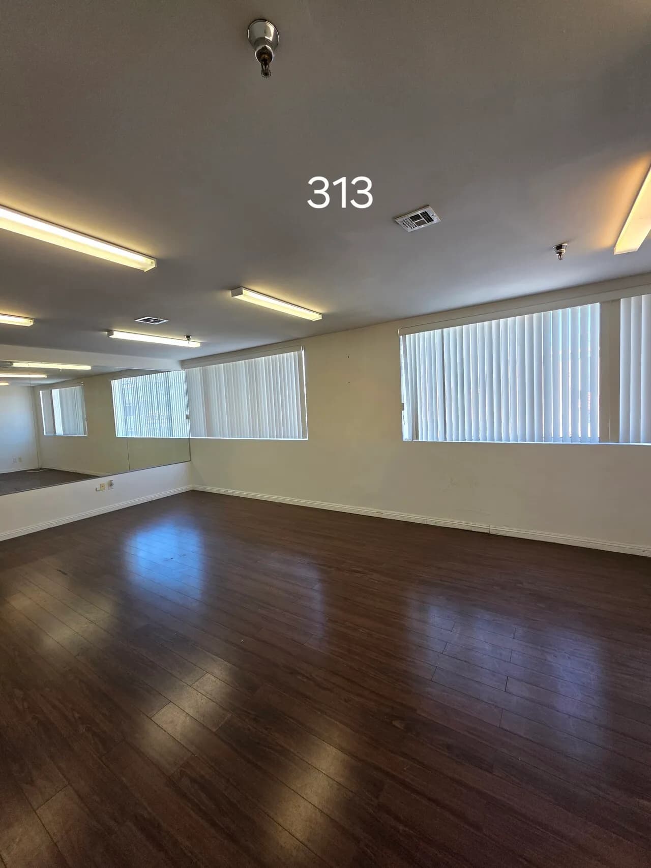 LA 코리아타운 6가 오피스 리스 (608 sq ft)
					오피스
					Los Angeles's preview 1