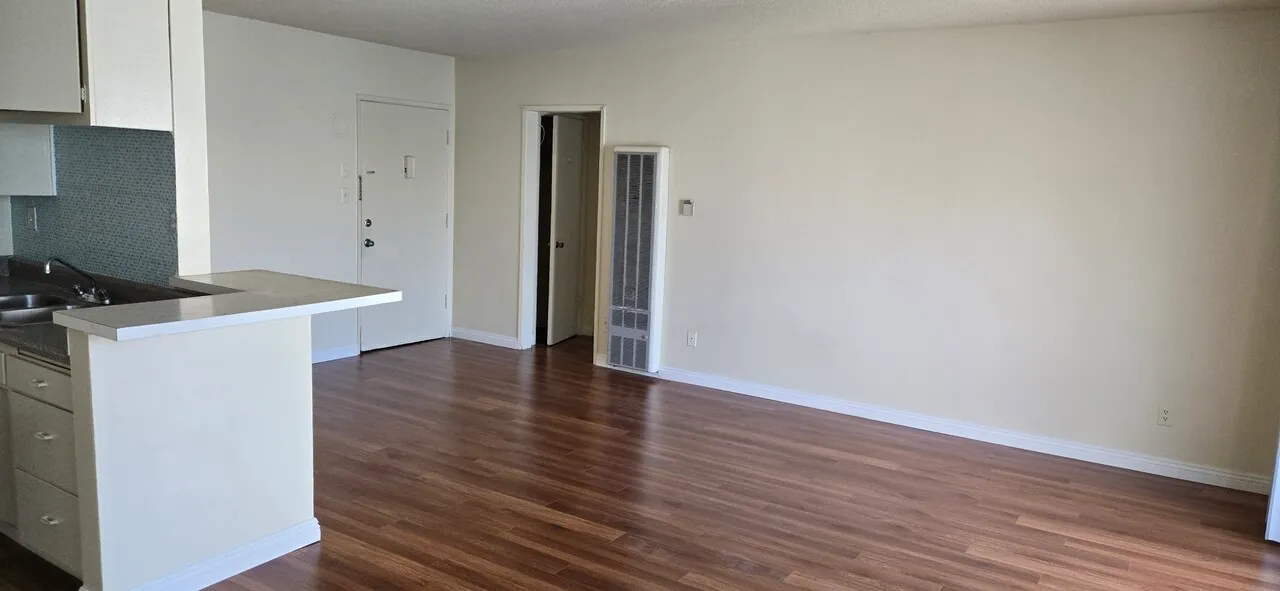 한타 1+1+1(gate parking) $1490
					1 Bed
					Los Angeles's preview 2