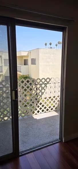 한타 1+1+1(gate parking) $1490
					1 Bed
					Los Angeles's preview 3