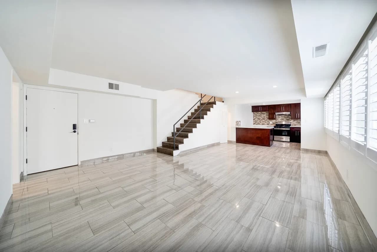 베버리힐즈) 완전 리모델링 넓은 타운홈구조 3BD+2BA 1930SF
					콘도
					Los Angeles's preview 1