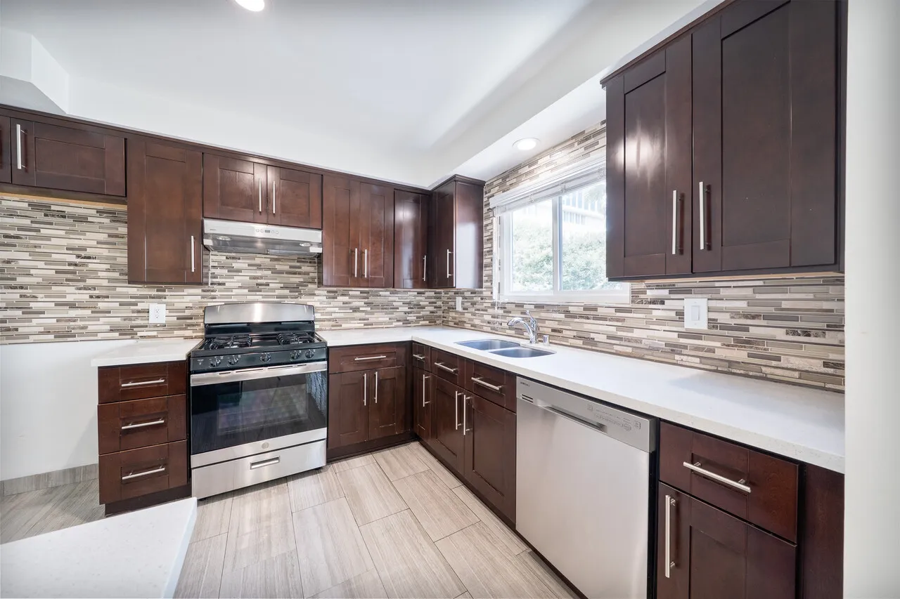 베버리힐즈) 완전 리모델링 넓은 타운홈구조 3BD+2BA 1930SF
					콘도
					Los Angeles's preview 3