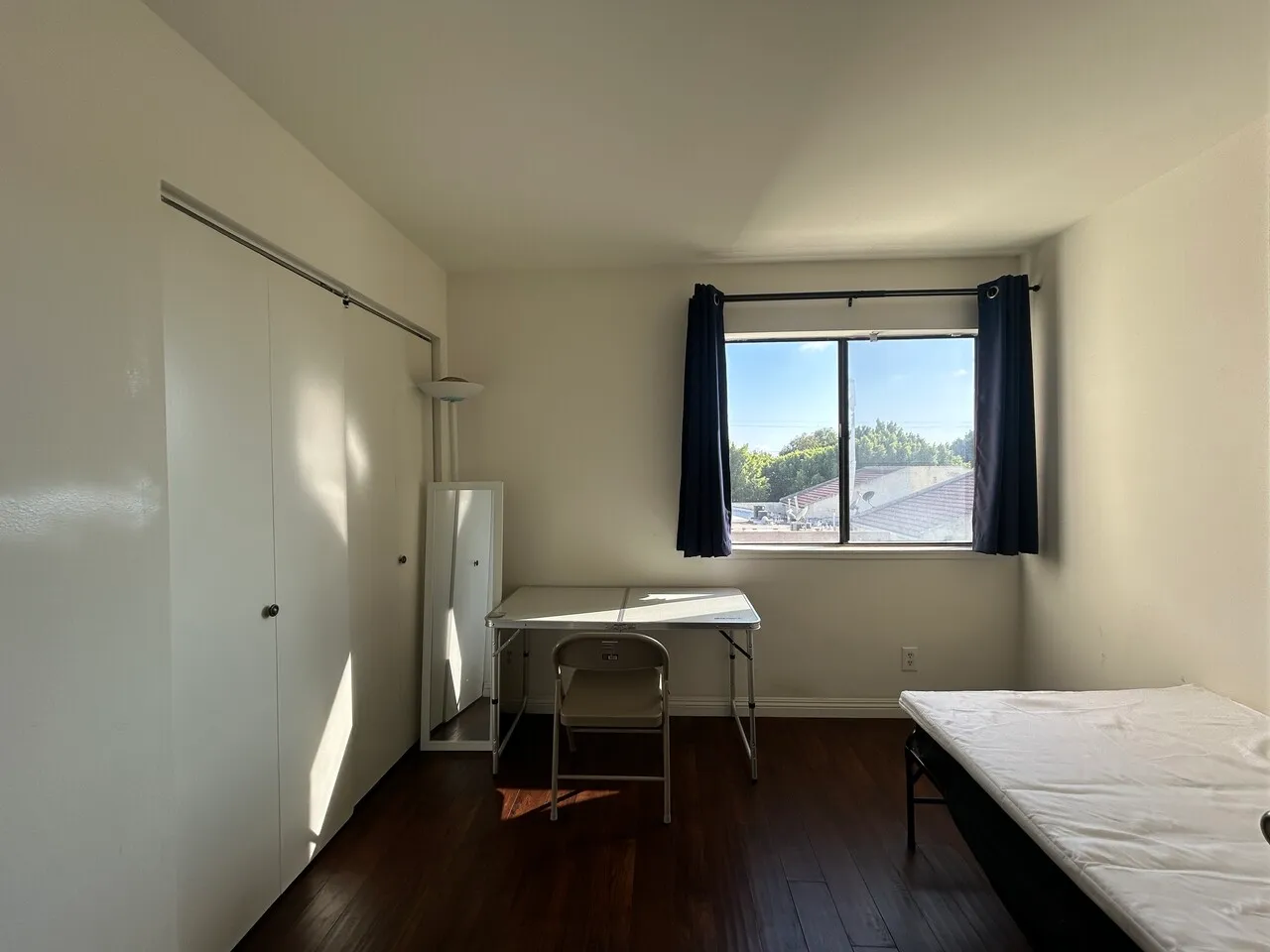 다운타운 룸메 1bed 사용하실분
					룸메이트
					Downtownla's preview 0