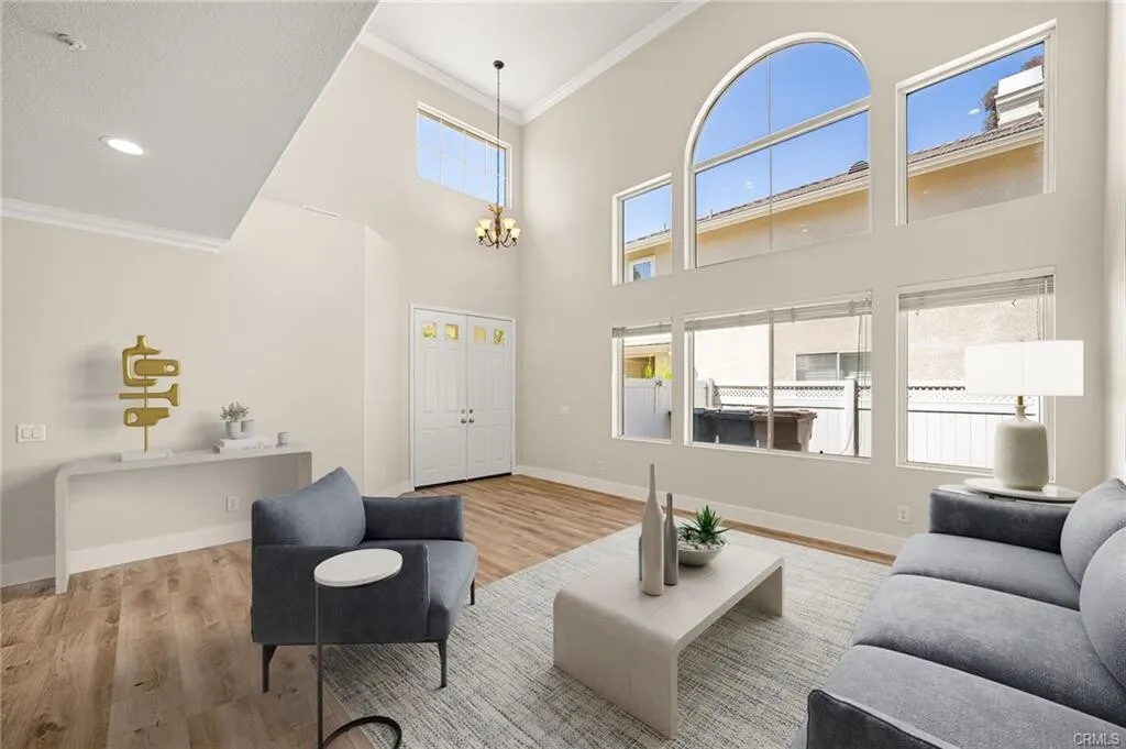 [플러튼] 골프장안 게이트리조트단지 업그레이드 고급주택
						2170 SQFT, 1층에 방, 하이실링, 넓은 2층 loft
						주택  Fullerton CA's preview 1