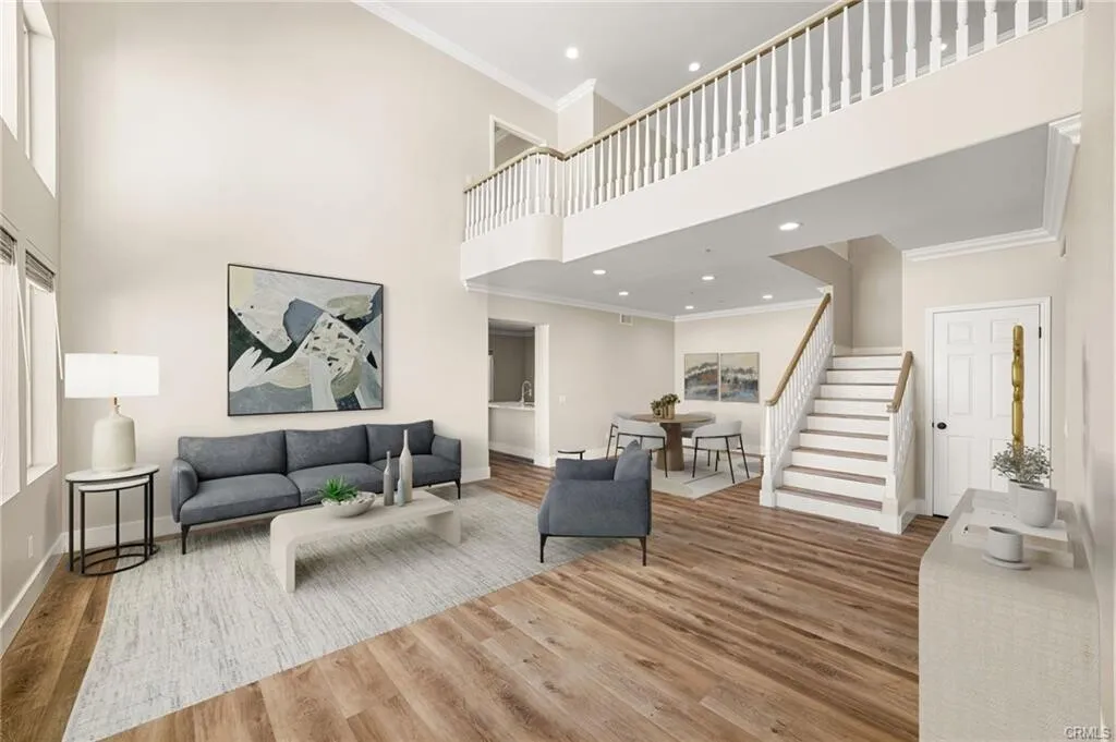 [플러튼] 골프장안 게이트리조트단지 업그레이드 고급주택
						2170 SQFT, 1층에 방, 하이실링, 넓은 2층 loft
						주택  Fullerton CA's preview 2