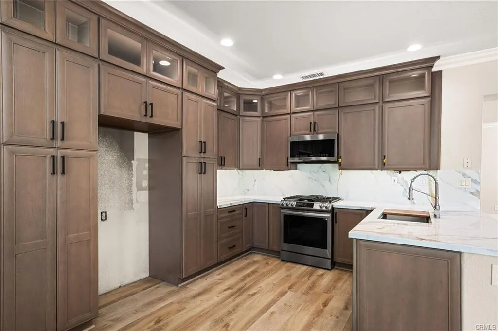 [플러튼] 골프장안 게이트리조트단지 업그레이드 고급주택
						2170 SQFT, 1층에 방, 하이실링, 넓은 2층 loft
						주택  Fullerton CA's preview 3