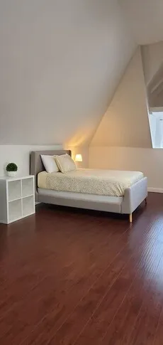 우리집의 제일 높은곳, 운동장만한 로프트
					1 Bed
					Koreatown's preview 0