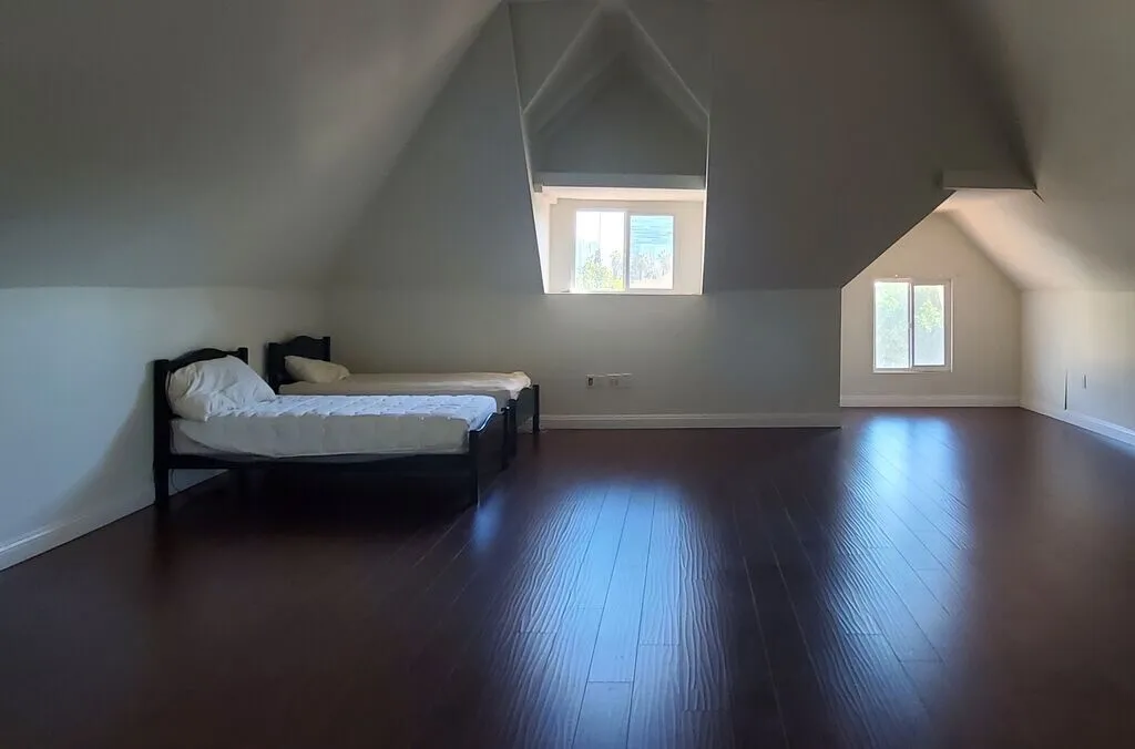 우리집의 제일 높은곳, 운동장만한 로프트
					1 Bed
					Koreatown's preview 1