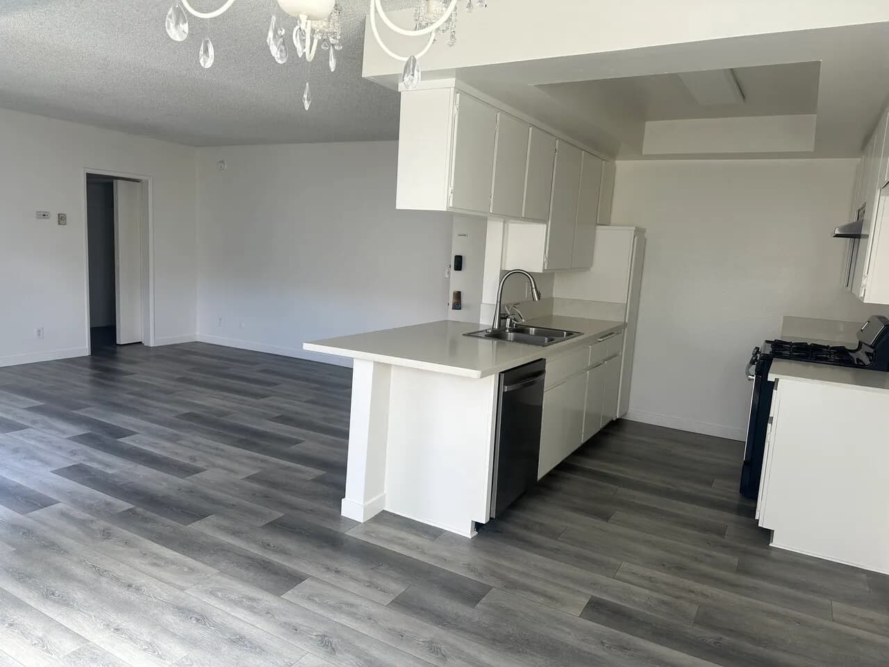 한타 3BD+2BA+2 Parking, 아파트
					아파트
					Los Angeles's preview 0