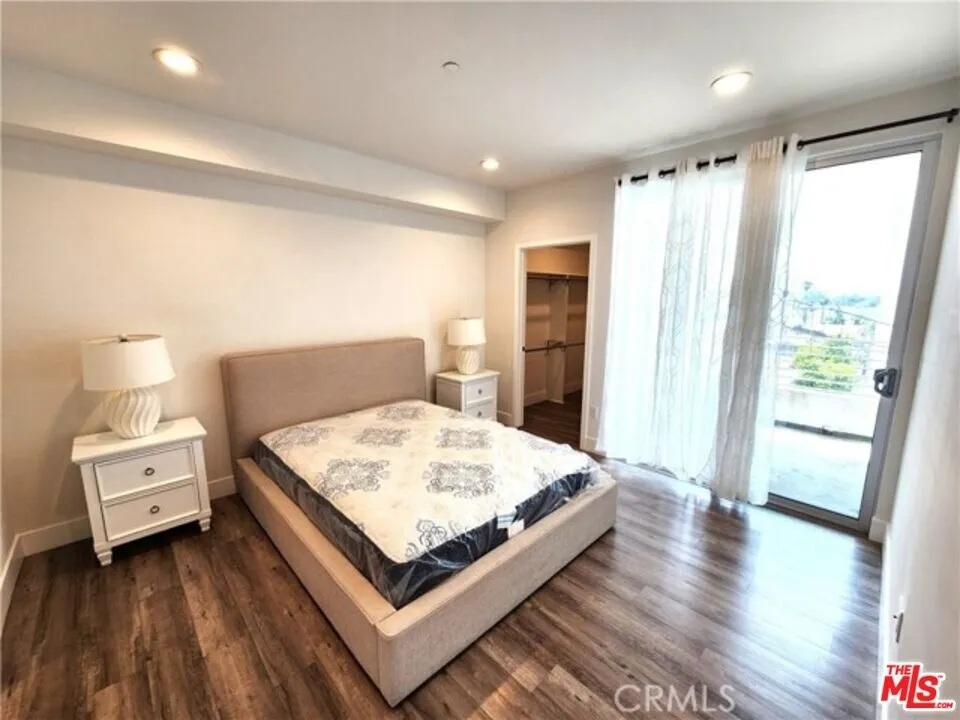 한인타운 콘도 방2 화2
					2 Bed
					Los Angeles's preview 3