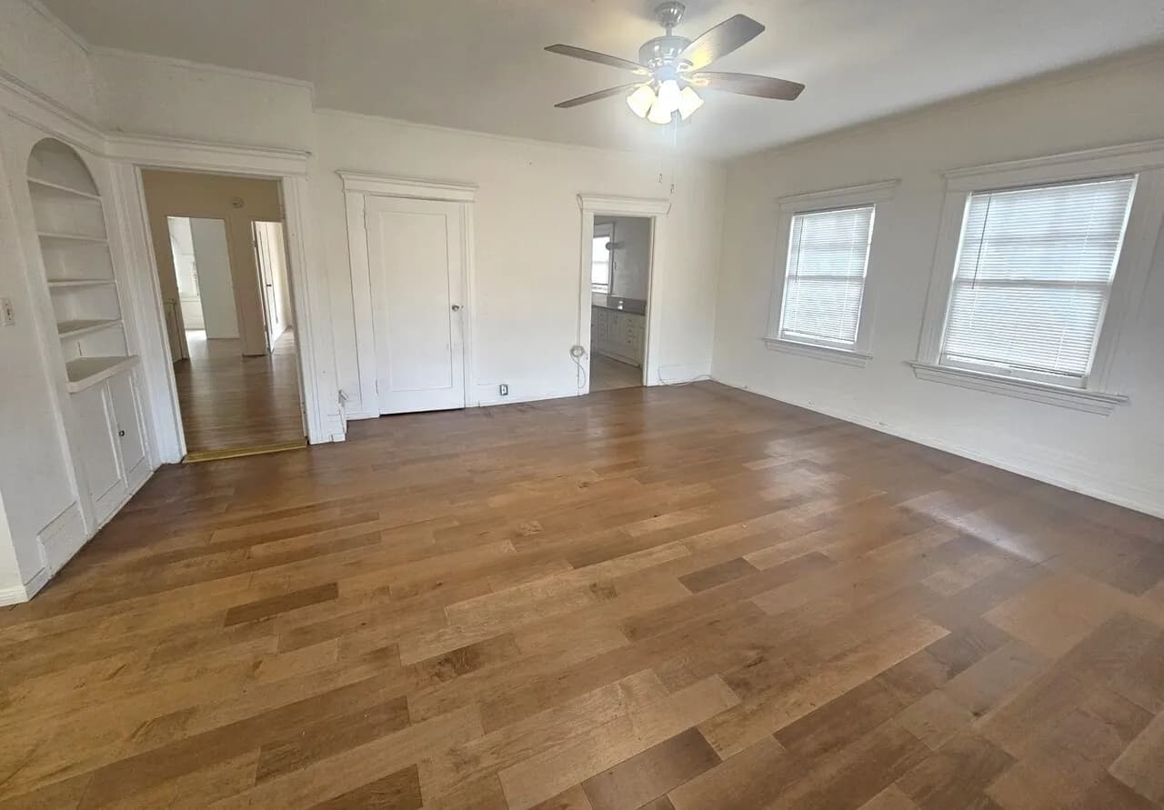 4 유닛 윗층 넓은 2 bed 1 bath 2 parking
					2 Bed
					Los Angeles's preview 1