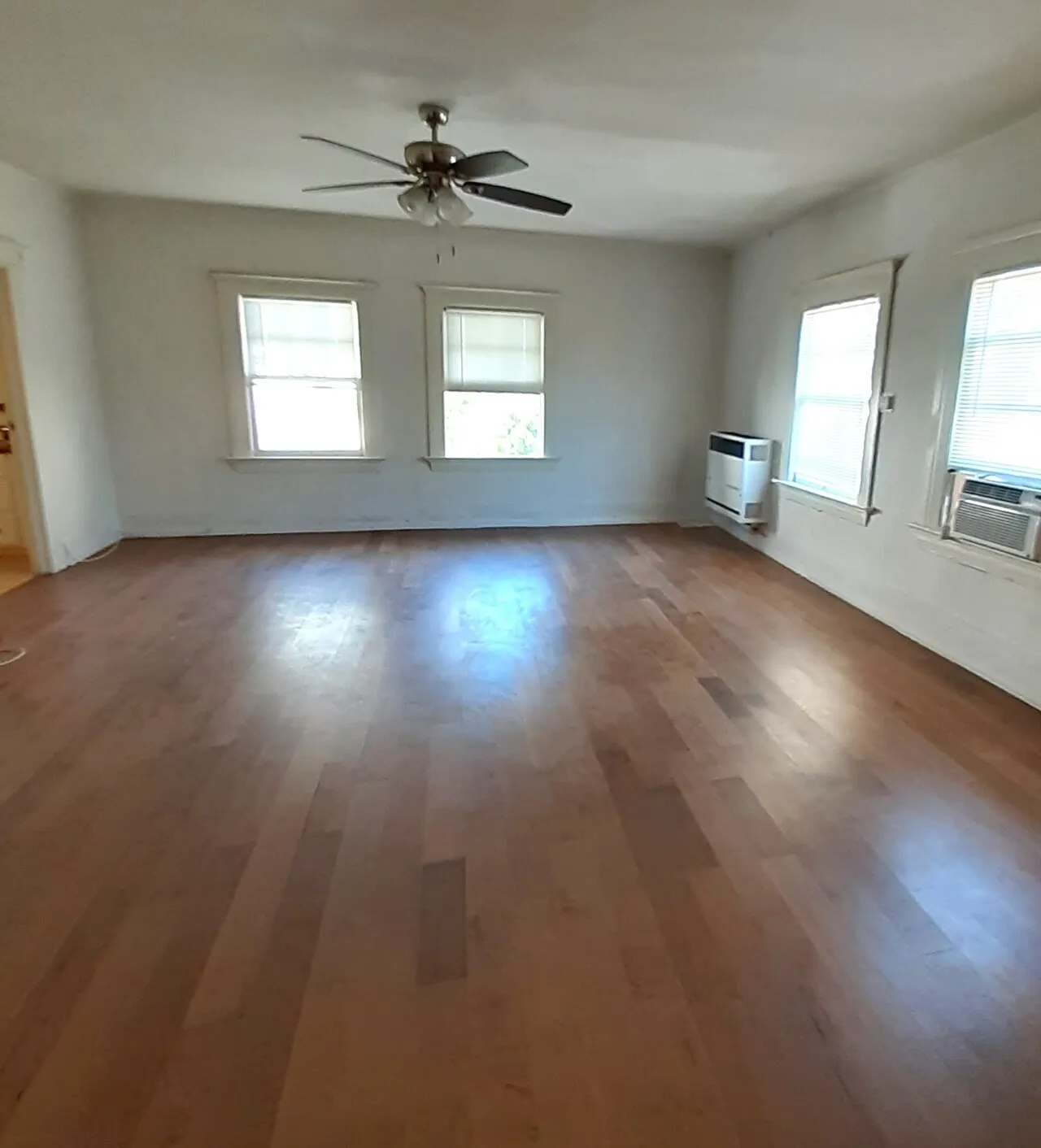 4 유닛 윗층 넓은 2 bed 1 bath 2 parking
					2 Bed
					Los Angeles's preview 2