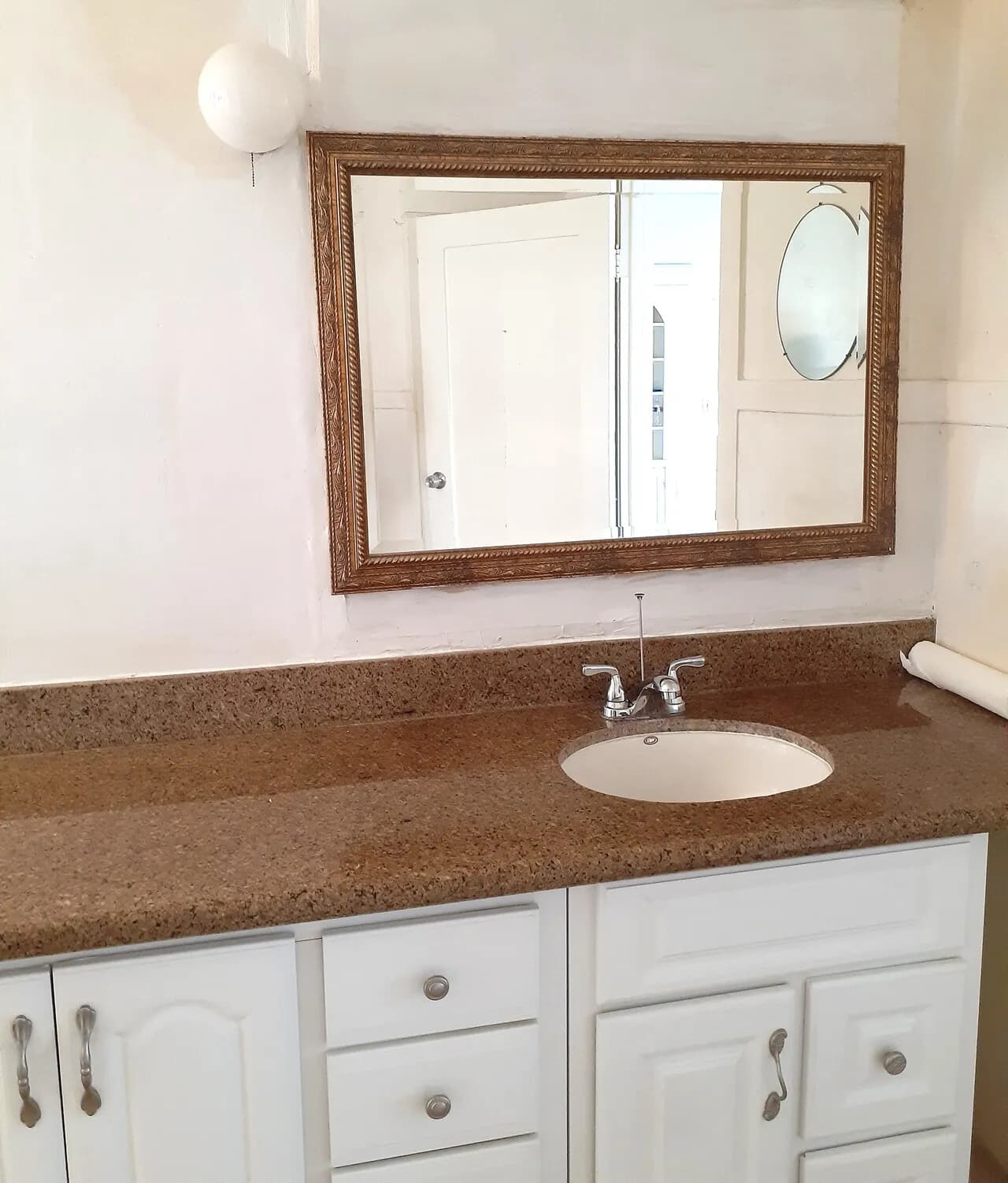 4 유닛 윗층 넓은 2 bed 1 bath 2 parking
					2 Bed
					Los Angeles's preview 3