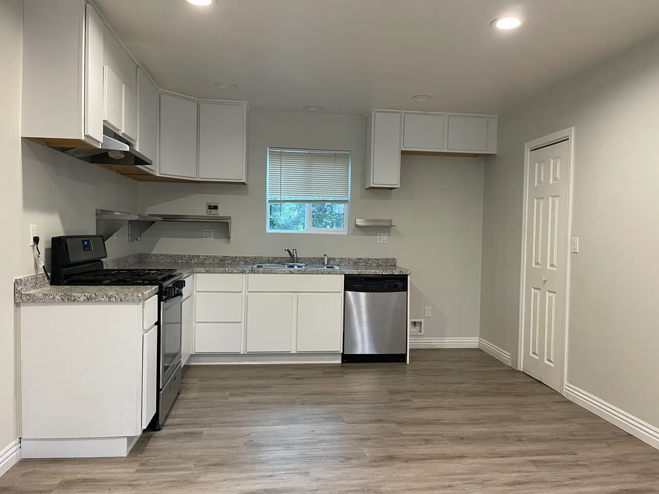 라크라센타 2베드 2 배쓰 $2900
					2 Bed
					La Crescenta's preview 2