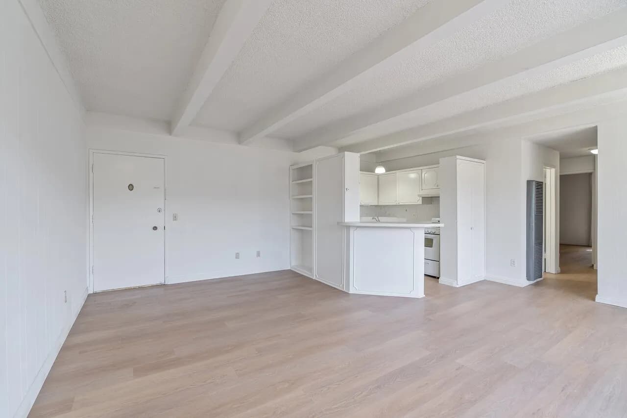 교통편리하고 안전한 한인타운 3BD + 2PK + 2BA 월 2,900불 한달 Free
					3 Bed
					Los Angeles's preview 1