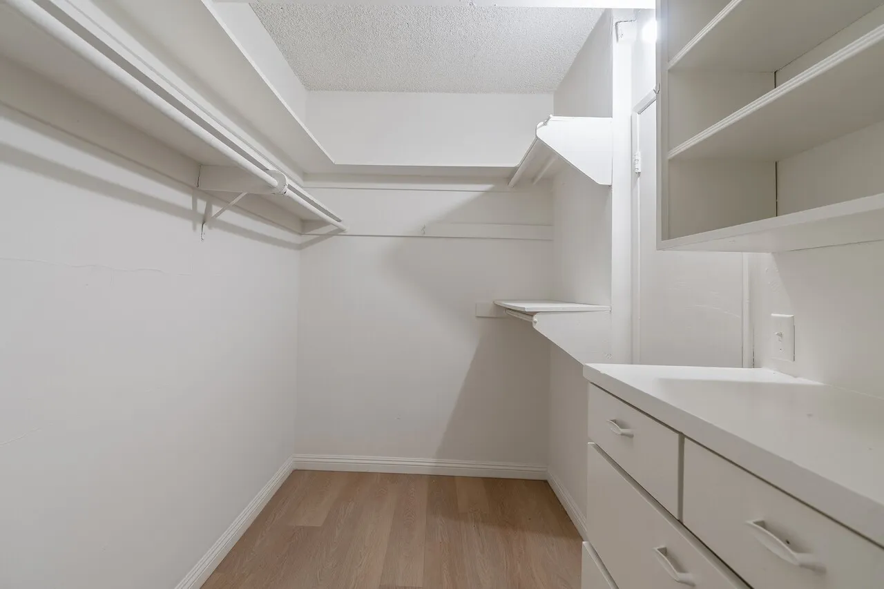 교통편리하고 안전한 한인타운 3BD + 2PK + 2BA 월 2,900불 한달 Free
					3 Bed
					Los Angeles's preview 3