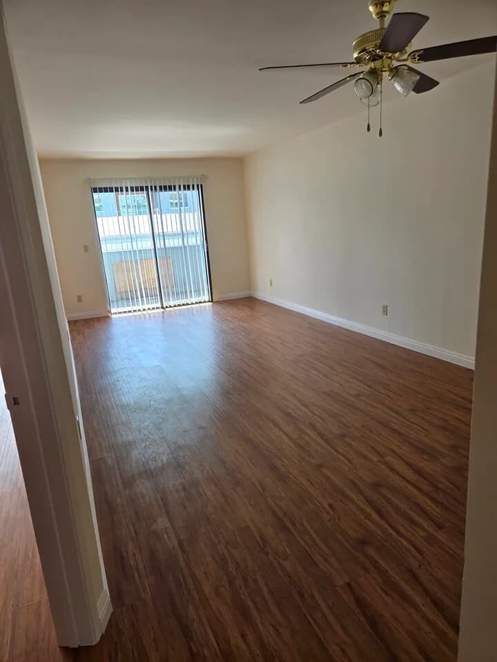 넓고 안전한 1베드룸
					1 Bed
					Los Angeles's preview 0