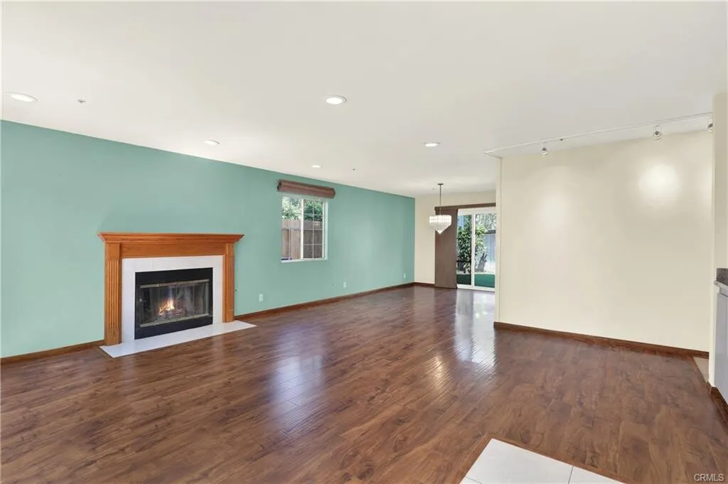 Whittier 2,120 SqFt!! 1989년생!! 4베드 단독주택
						매우 밝고, 화강암 카운터탑 넓은 부엌, 2중창문, 리모델링 화장실, 마루바닥, 관리 편리한 넓은 앞 & 뒷마당!!

						주택  Whittier CA's preview 1