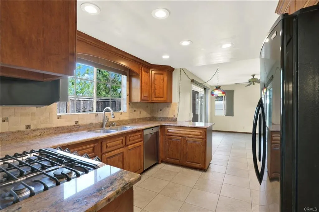 Whittier 2,120 SqFt!! 1989년생!! 4베드 단독주택
						매우 밝고, 화강암 카운터탑 넓은 부엌, 2중창문, 리모델링 화장실, 마루바닥, 관리 편리한 넓은 앞 & 뒷마당!!

						주택  Whittier CA's preview 3