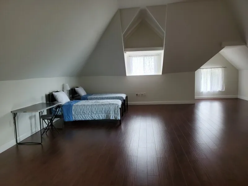 우리집의 제일 높은 곳, 운동장만한 로프트
					1 Bed
					Koreatown's preview 3