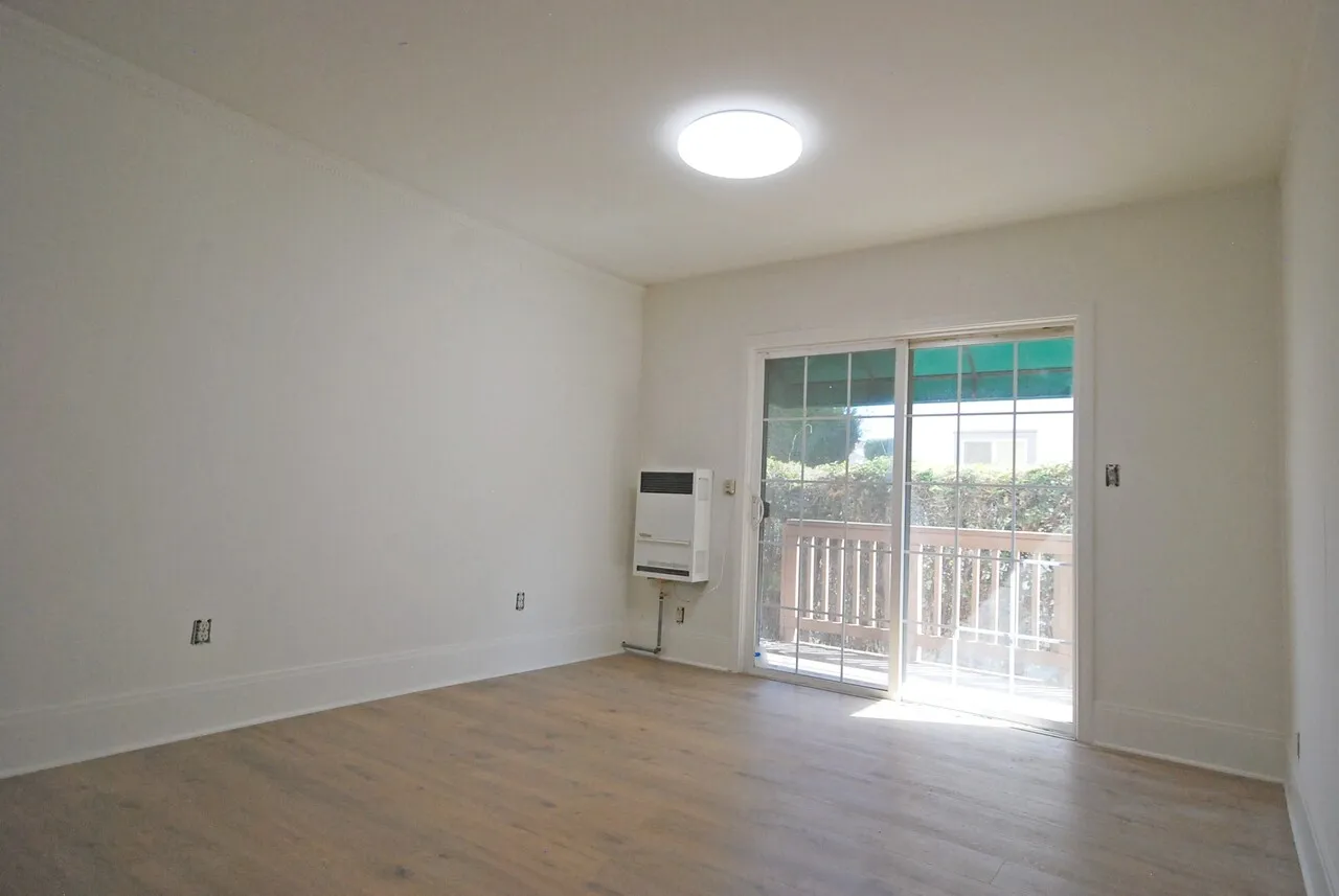 코리아 타운 방3 화2 유닛
					3 Bed
					Los Angeles's preview 1
