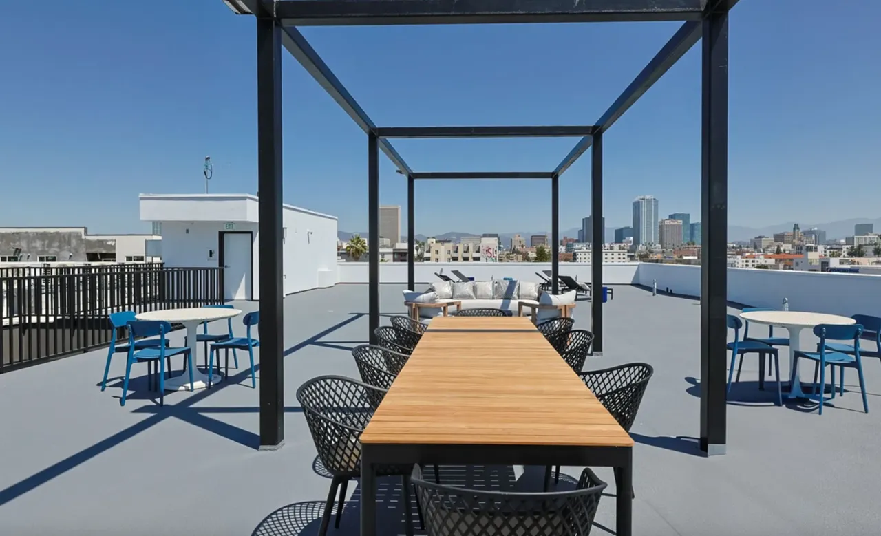 제시카 & 제이슨ㅣ한타 중심 BRAND NEW APT 3베드 코너유닛 + 발코니
					3 Bed
					Koreatown's preview 1