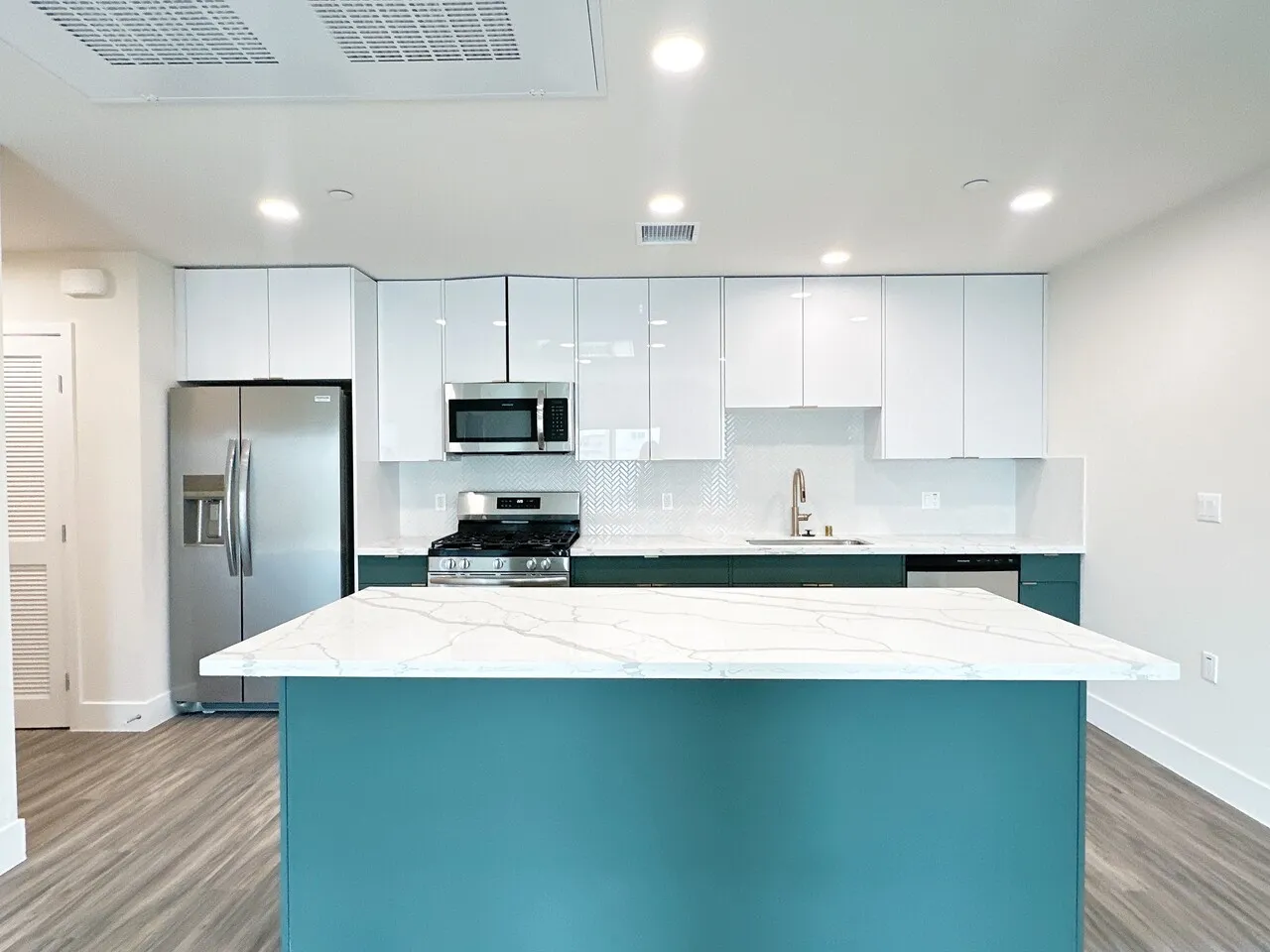 제시카 & 제이슨ㅣ한타 중심 BRAND NEW APT 3베드 코너유닛 + 발코니
					3 Bed
					Koreatown's preview 3