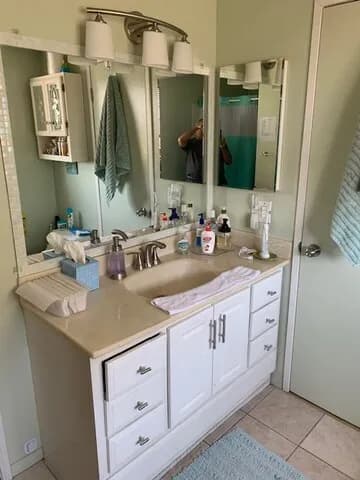 private room available now for a female roommate
					룸메이트
					Cerritos's preview 1