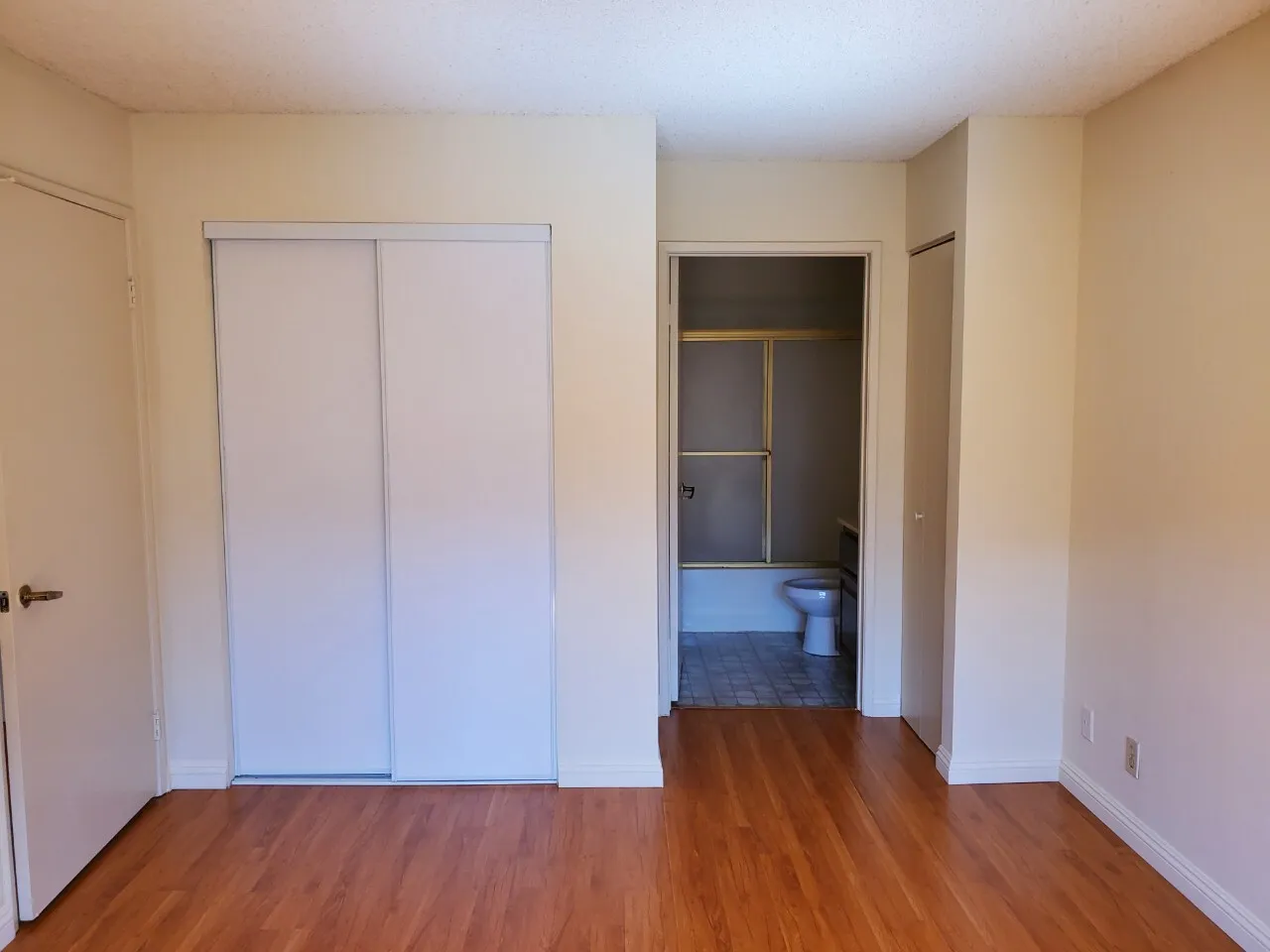 한타 방2, 화장실2, side by side 파킹2
					2 Bed
					Los Angeles's preview 3