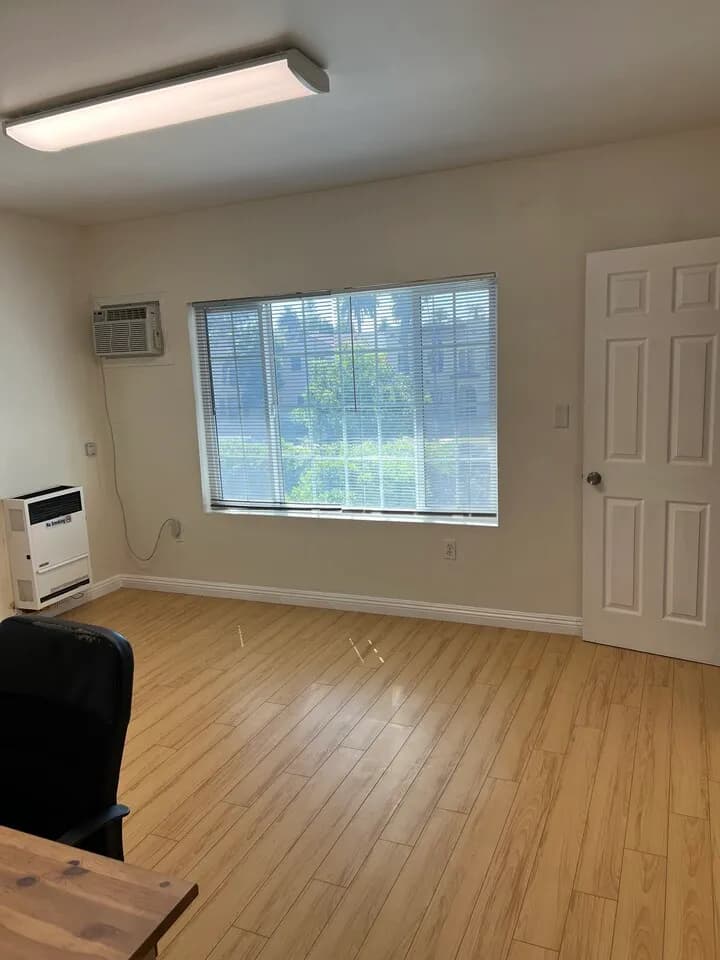 1 베드 1 화장실 스튜디오 아파트식으로 준비된 깨끗한 집입니다.
					1 Bed
					Los Angeles's preview 1