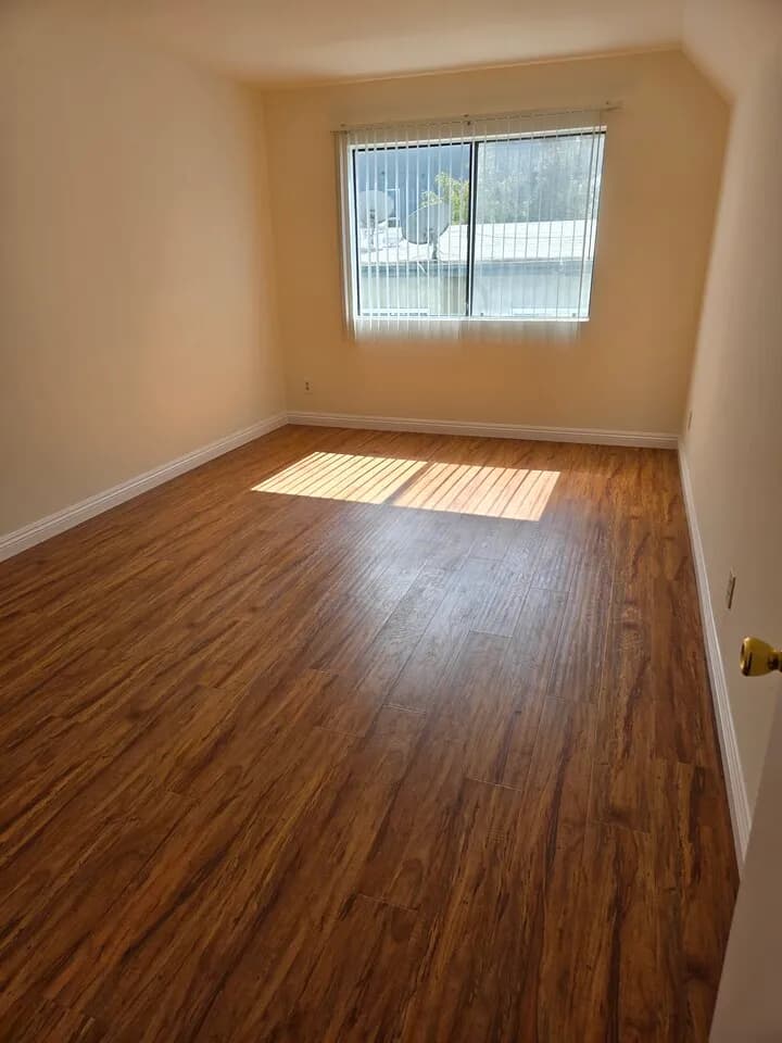 넓고 안전한 1베드룸
					1 Bed
					Los Angeles's preview 2
