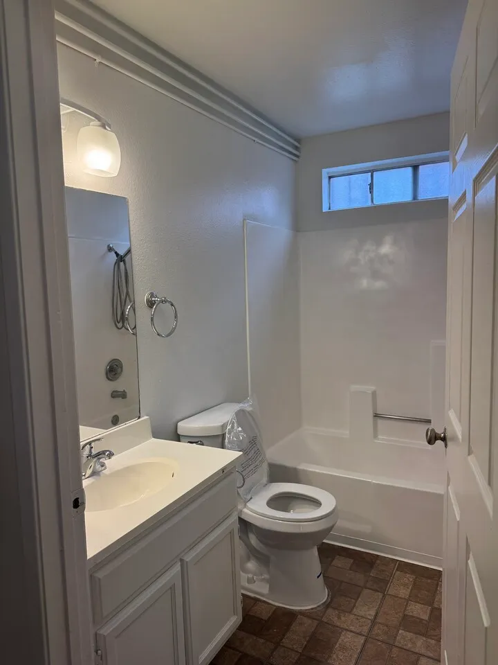 1 bed + 1bath + 1 parking
					1 Bed
					La ( Korea Town )'s preview 1