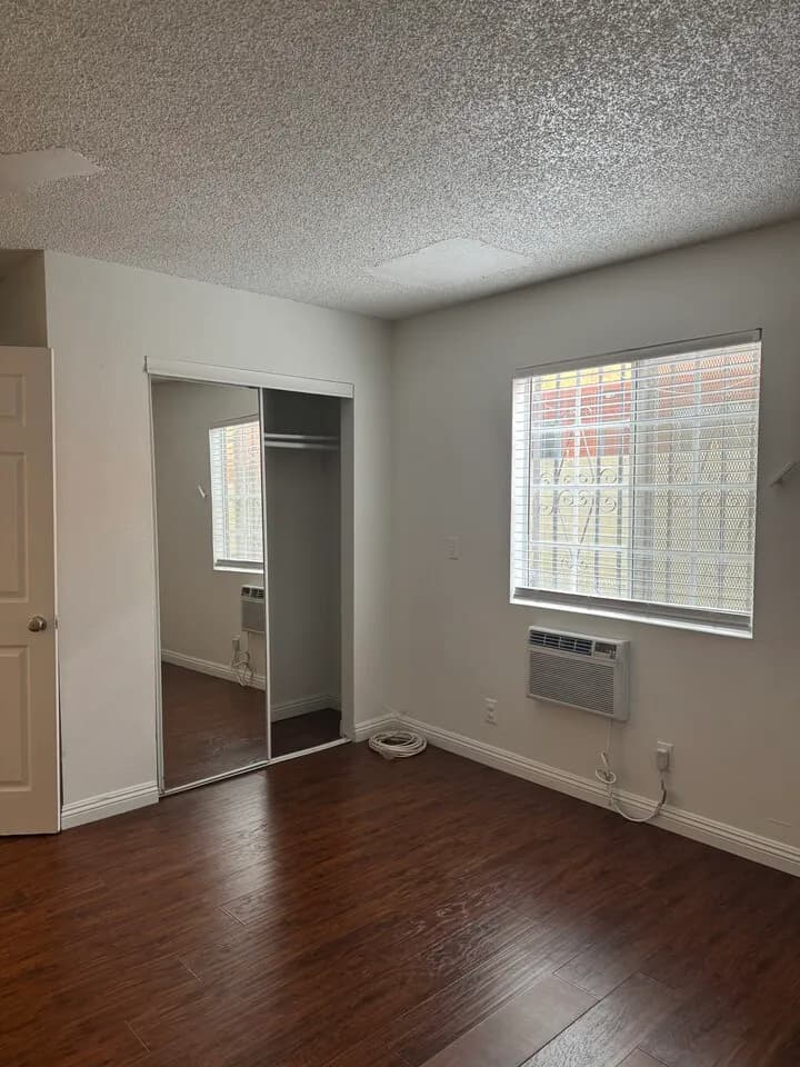1 bed + 1bath + 1 parking
					1 Bed
					La ( Korea Town )'s preview 2