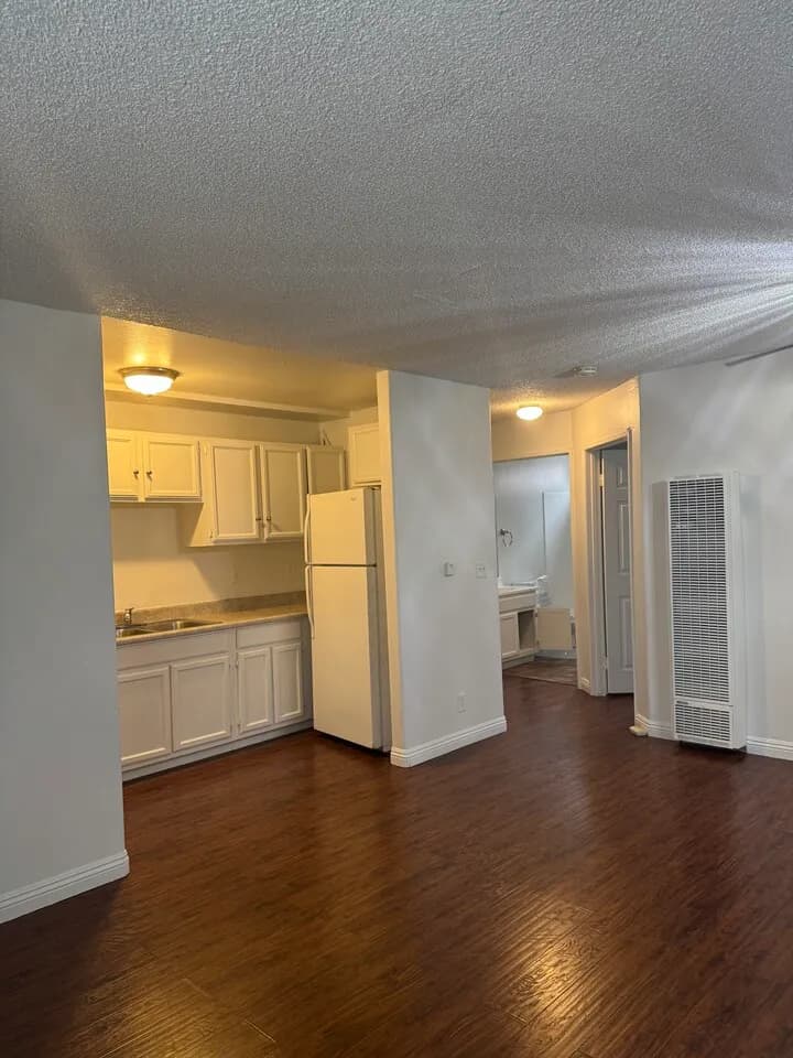 1 bed + 1bath + 1 parking
					1 Bed
					La ( Korea Town )'s preview 3