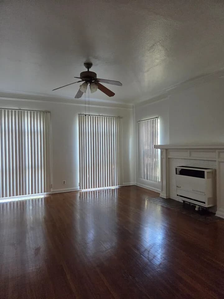 2bed 1bath
					2 Bed
					Los Angeles's preview 0