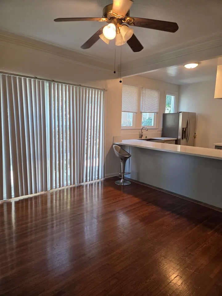 2bed 1bath
					2 Bed
					Los Angeles's preview 1
