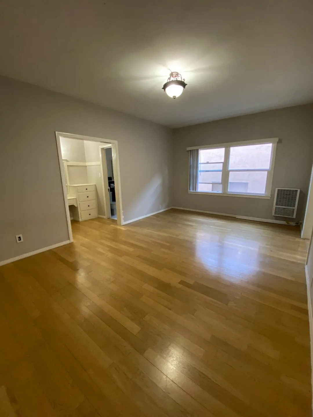 한인타운 중심 넓고 위치 좋은 Studio apt
					아파트
					Los Angeles's preview 0