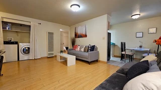 올림픽과 카타리나 단층 하우스 , 2유닛 하우스
					3 Bed
					Los Angeles's preview 1