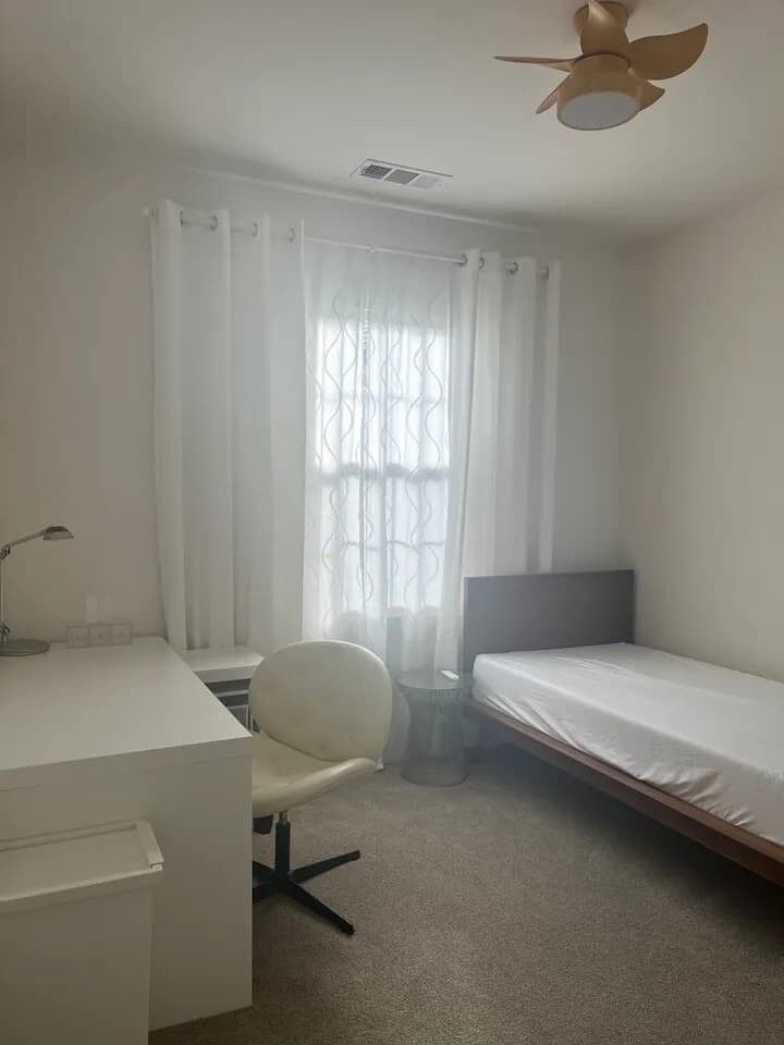 Female Roommate(Working professional )
					룸메이트
					Anaheim(packing House Area)'s preview 2