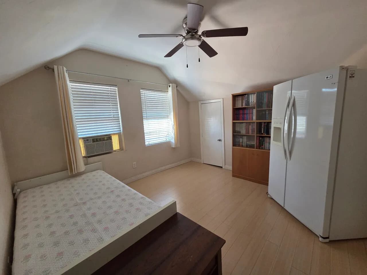 방 $1100 불에 렌트 합니다
					1 Bed
					Los Angeles's preview 0